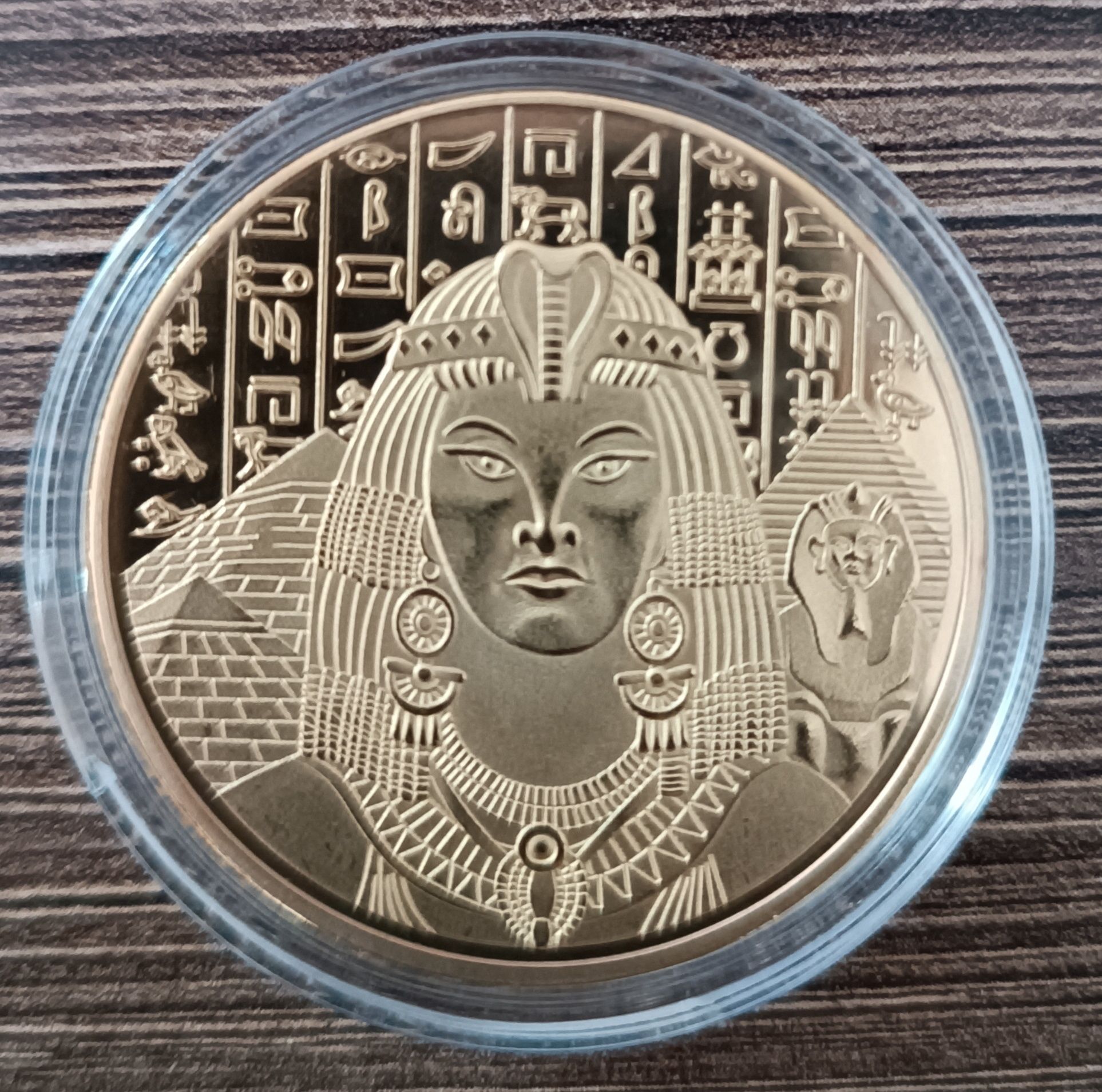 Moneta kolekcjonerska z motywem Egipskim