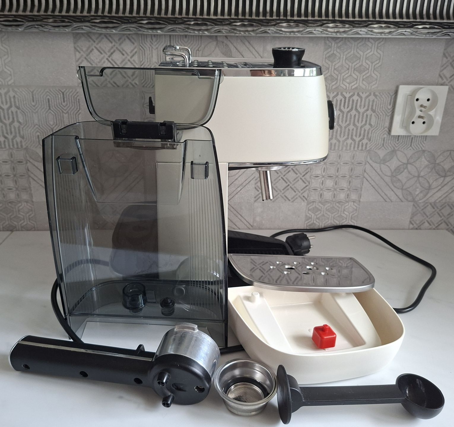 Kolbowy ekspres ciśnieniowy De'Longhi ECI 341.W
