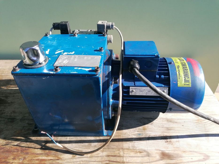 Pompa hydrauliczna z silnikiem,rozdzielaczem i zbiornikiem na olej.