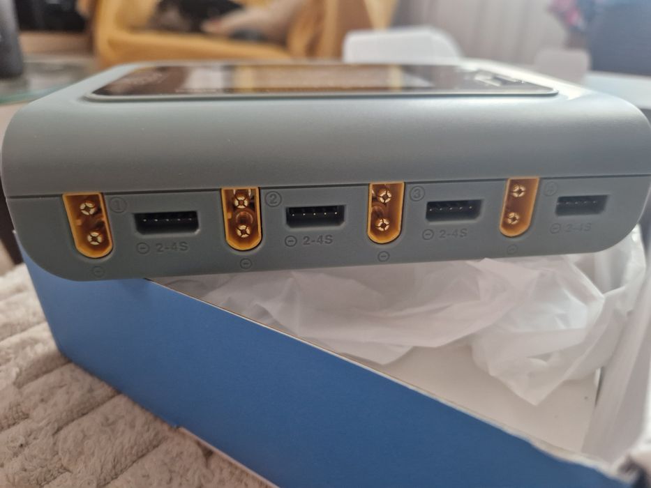 Ładowarka ToolkitRC Q4AC 4-portowa XT60