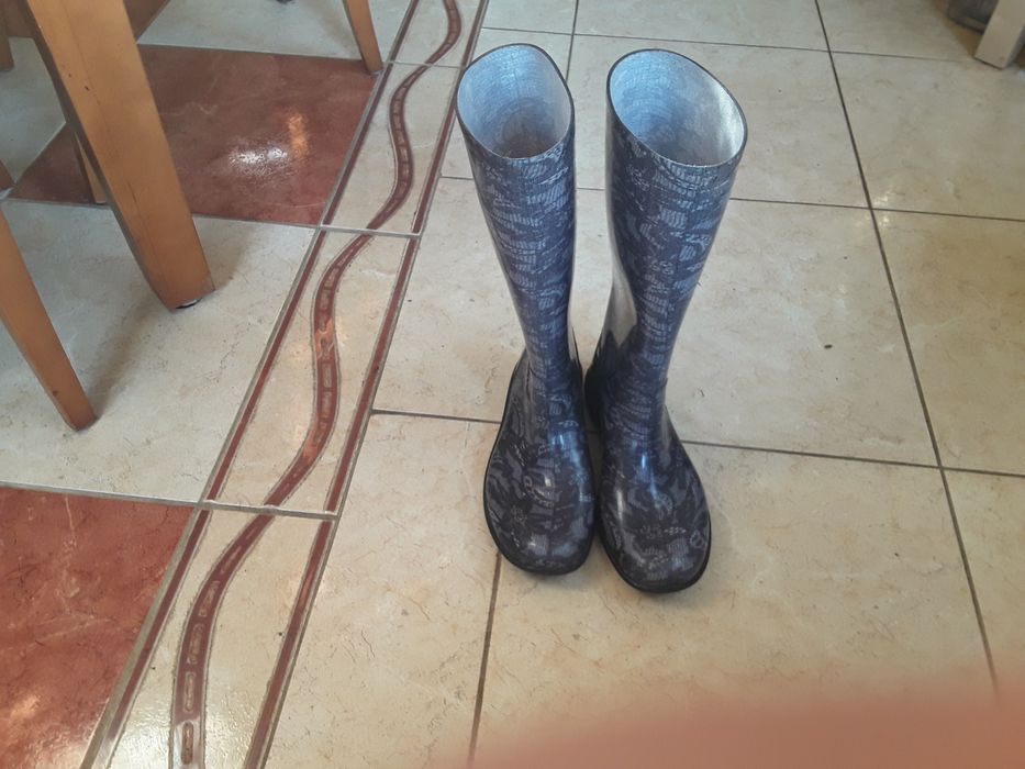 Piękne kalosze damskie 40 w czarne kwiaty