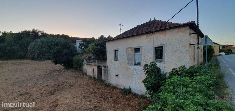 Moradia para recuperar, com Toque Histórico e Beleza Natural, Perto de