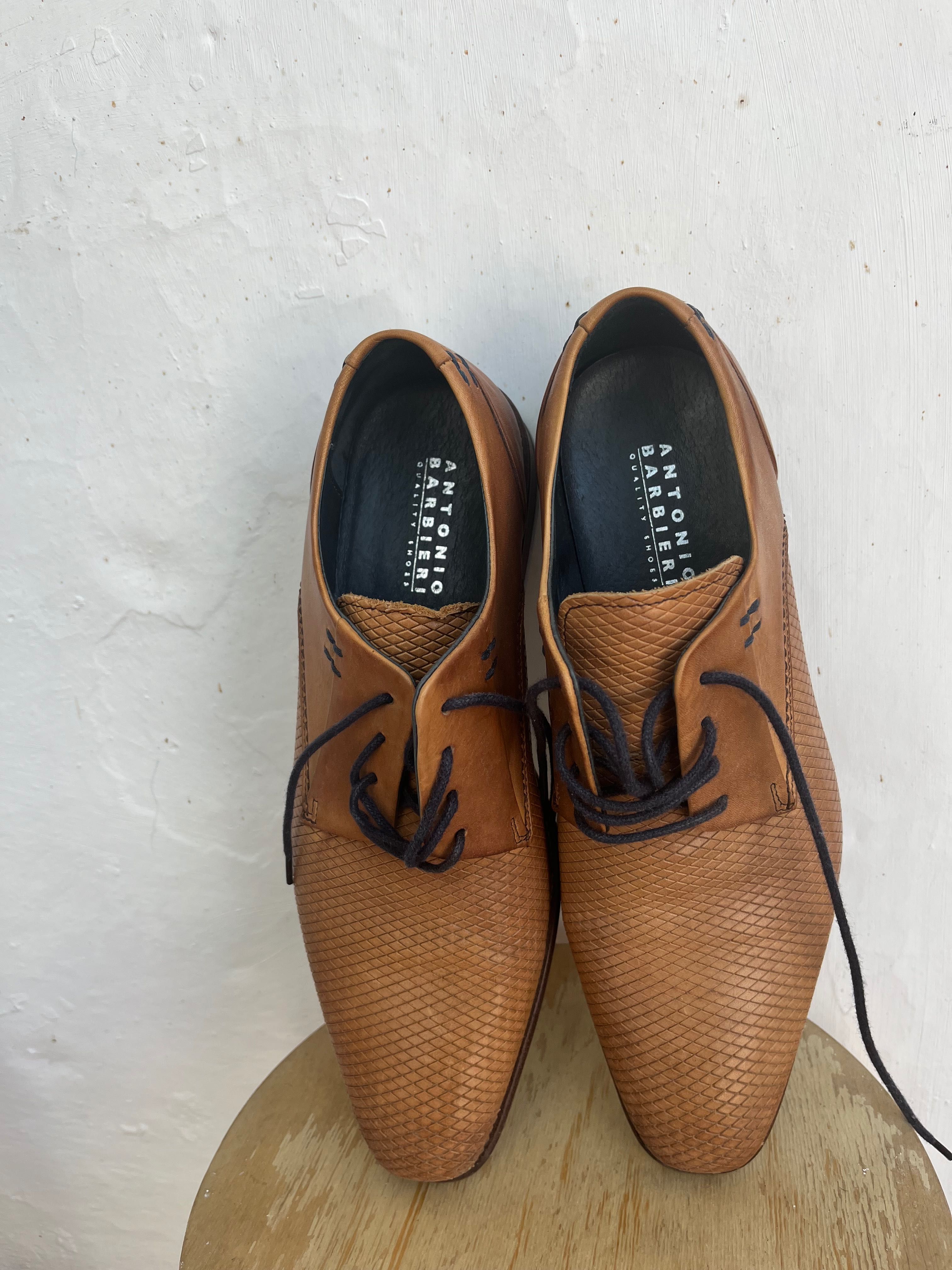 Par de sapatos em cabedal