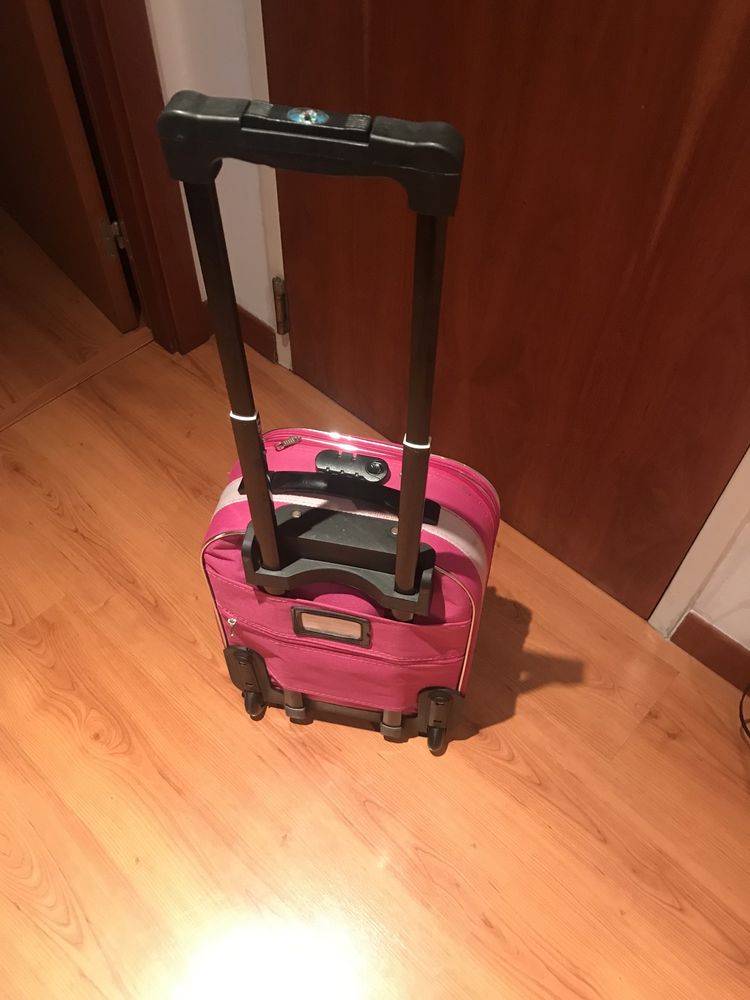 Mala com trólei ( mefidas lowcost)