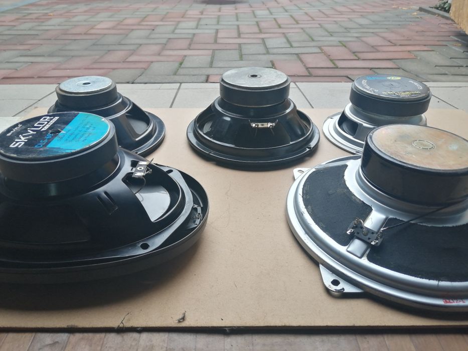 Динамики  большие разные