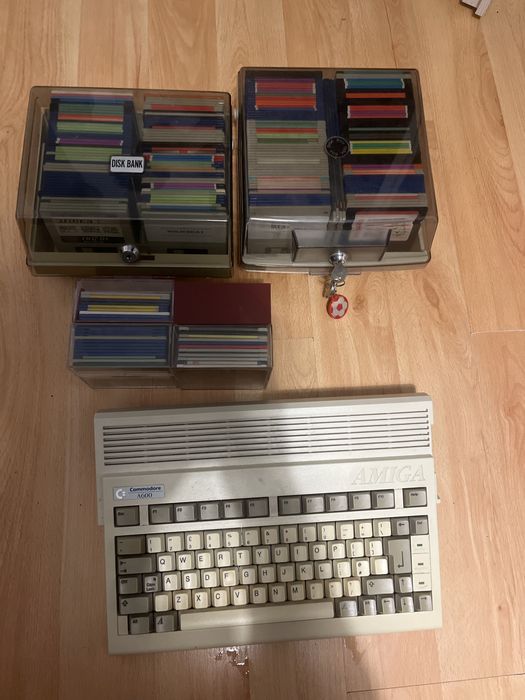 Amiga 600 + dyskietki dużo