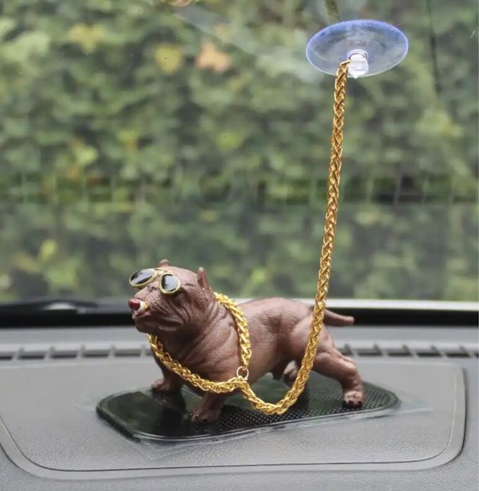 Декор на панель авто,собачка на цепці.Автоаксесуар.В машину