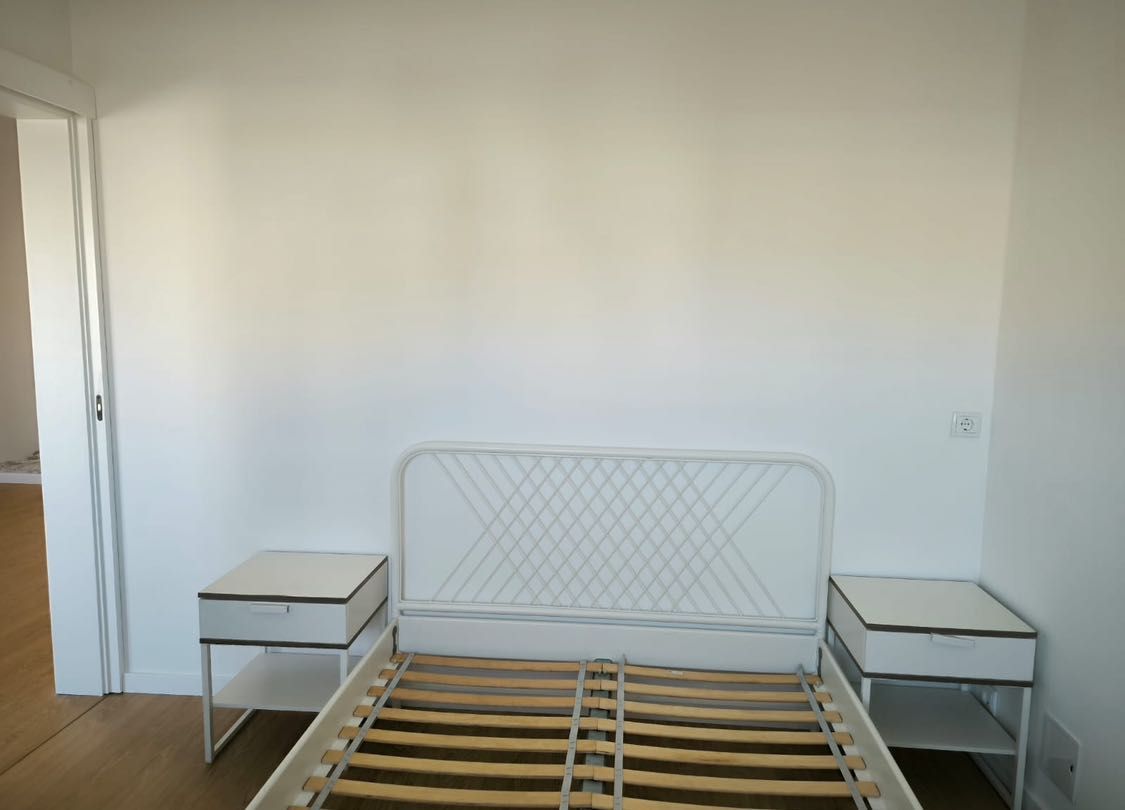 Cama em ferro + oferta de 2 mesinhas de cabeceira