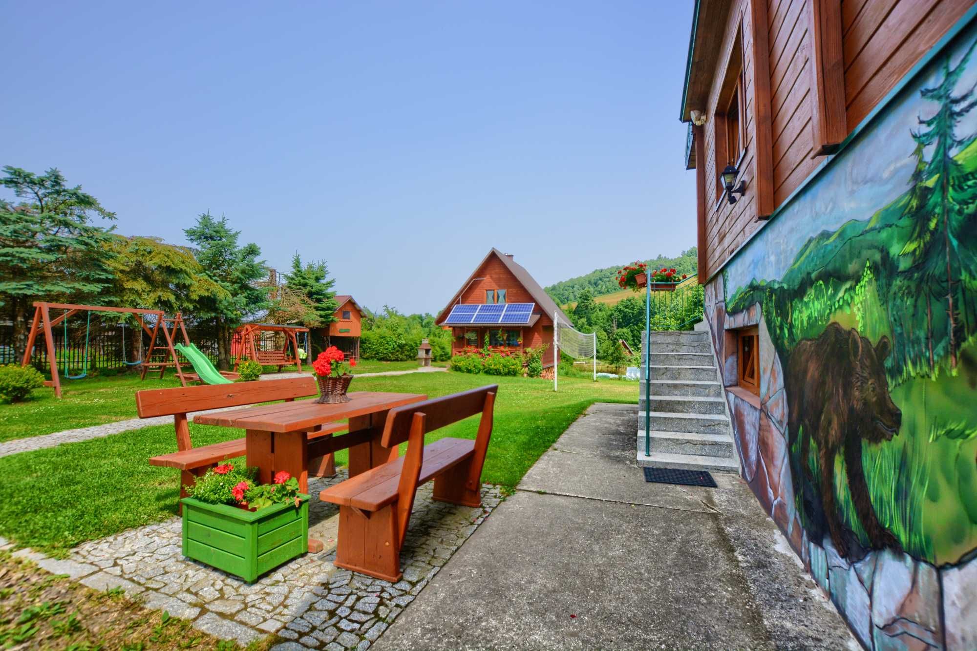 Domek w górach Baśka Bieszczady cały ogrodzony Cisna  .