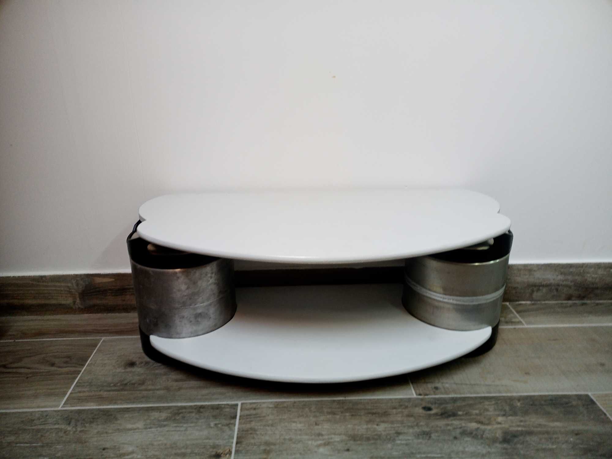 Estante ou mesa de apoio á sala de estar.