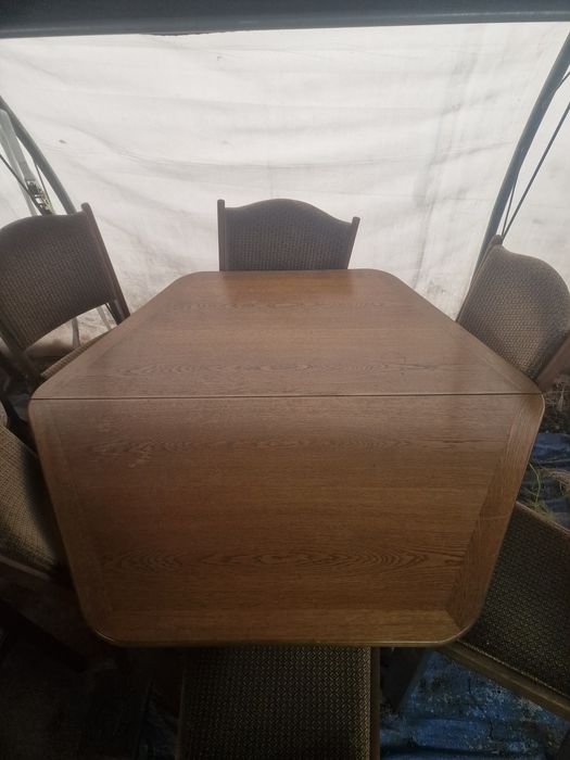 Sześciokątny stół z krzesłami.