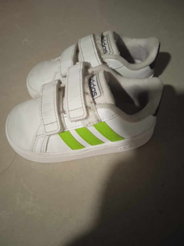 Vendo sapatilhas adidas originais tamanho 20