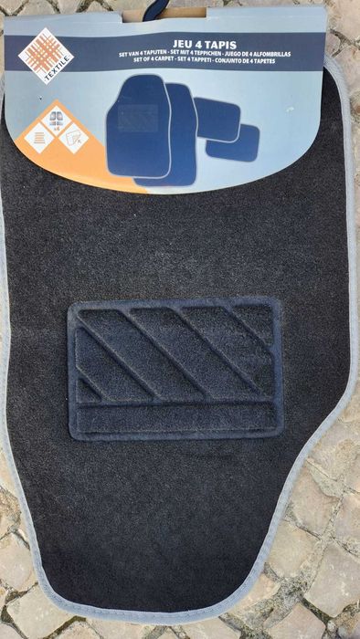 4 tapetes universais em alcatifa preta