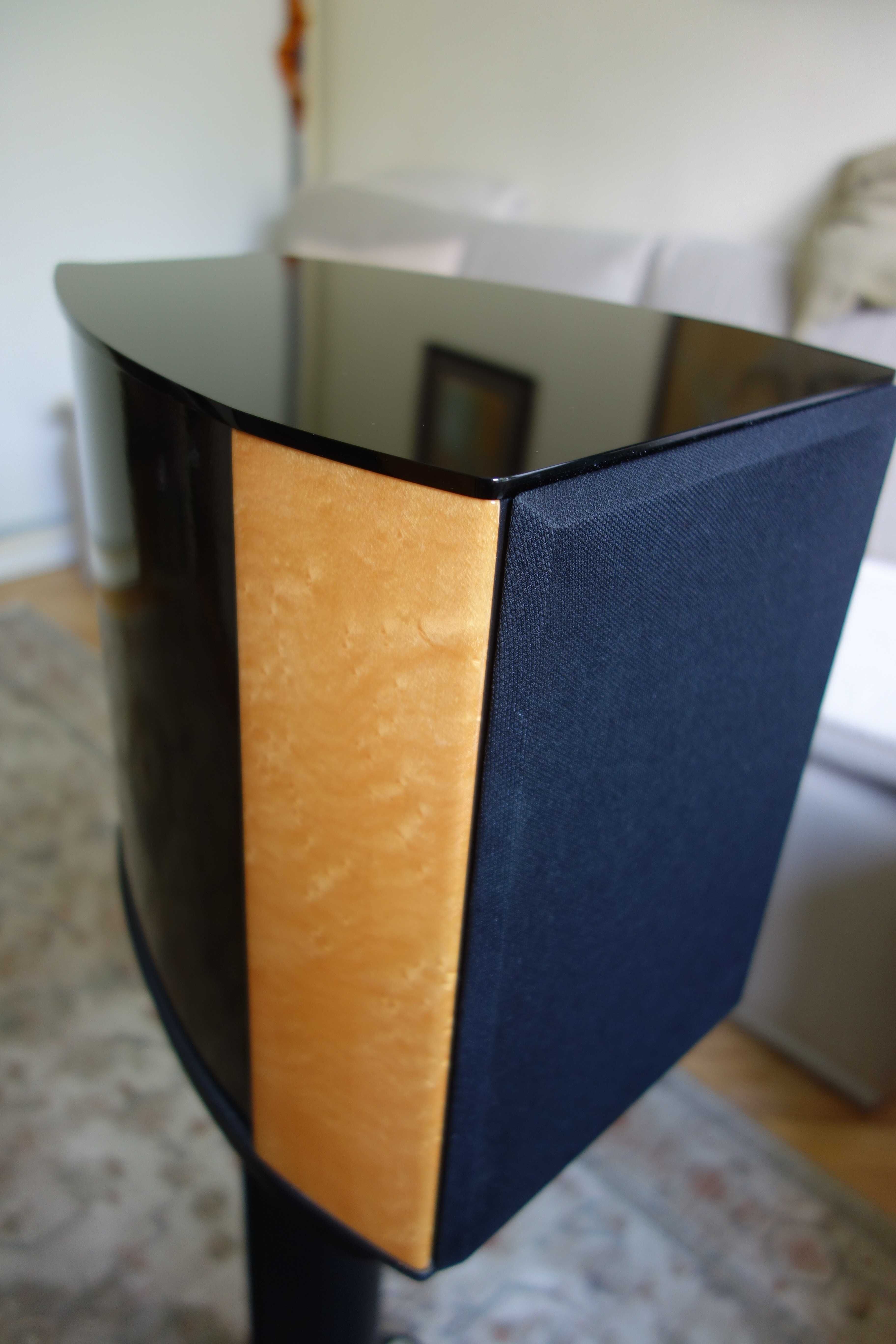 WILSON BENESCH ARC _ kolumny podstawkowe z fabrycznymi standami