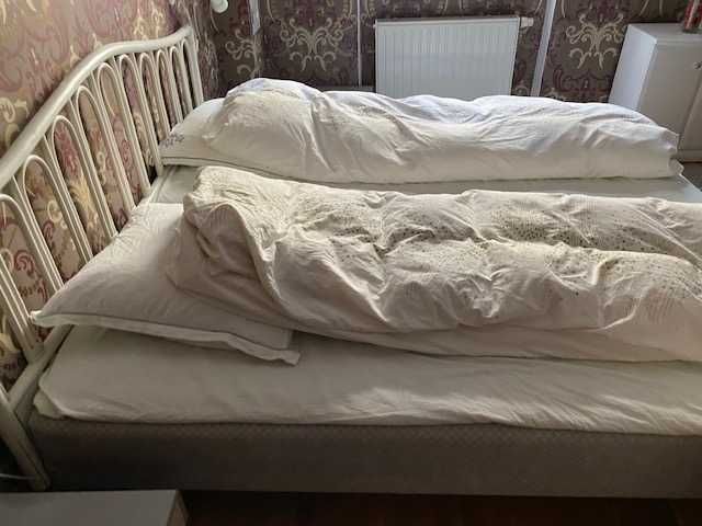 Łóżko z wezgłowiem ratanowym bielonym