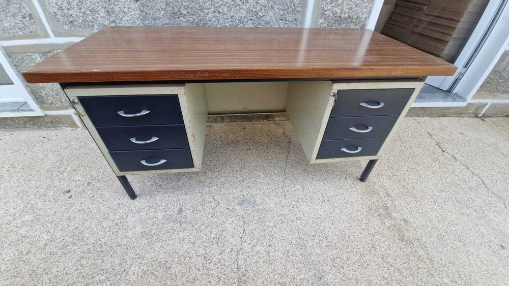 Várias secretarias bom estado