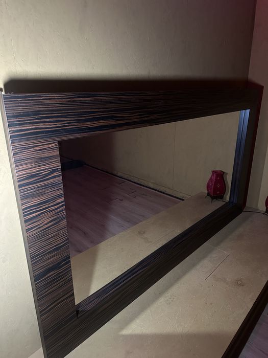 Espelho Grande com Moldura em Tons Castanhos e Padrão Delicado