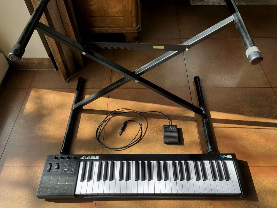 Klawiatura MIDI Alesis V49 ze stojakiem