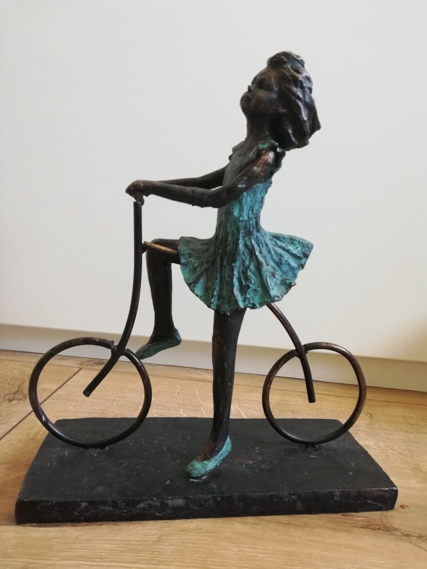 Figurka dziewczyna na rowerze