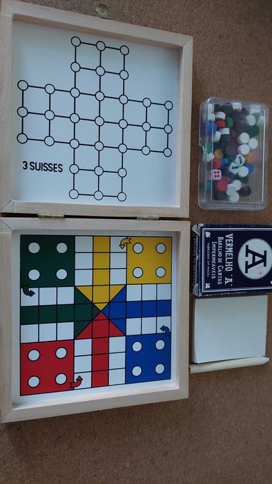 Caixa com Jogos de viagem