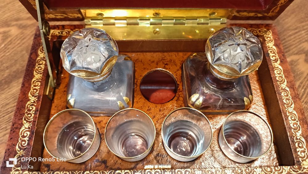 Kieliszki w ksiażce retro stare antyk