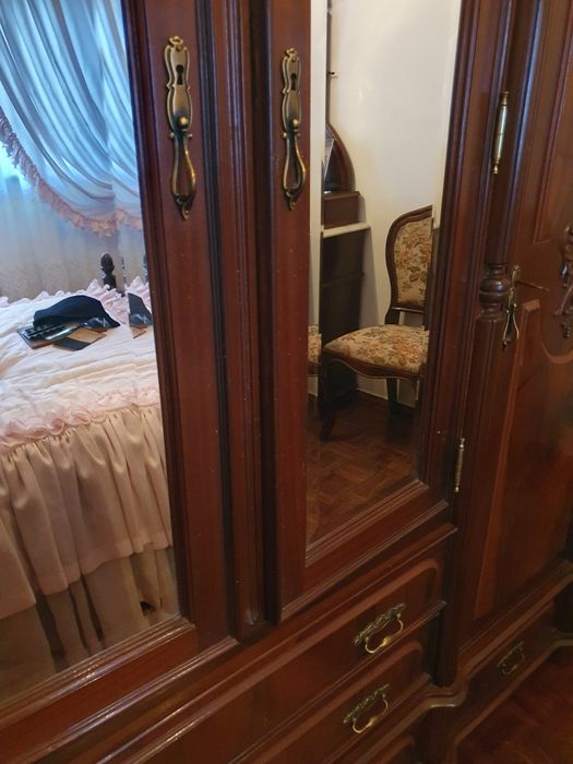 Roupeiro antigo com espelho