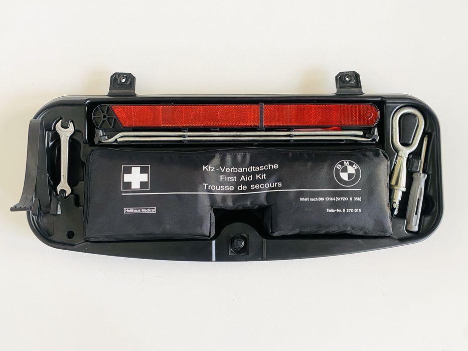 Ніша для Інструментів BMW E60 Викрутка Ключі Аптечка Аварійний Знак