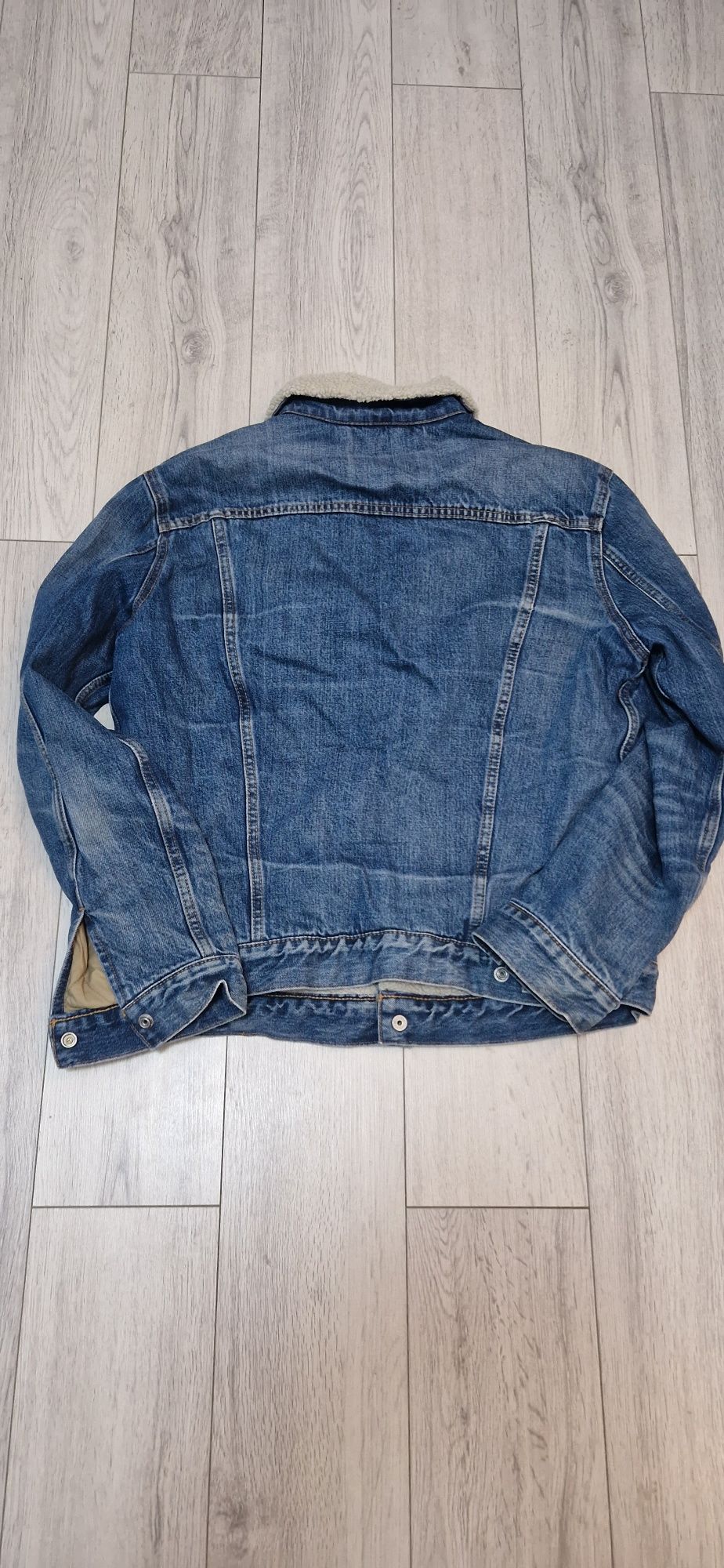 Levis  L.        .