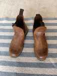 Botas, castanhas e o número é o 37