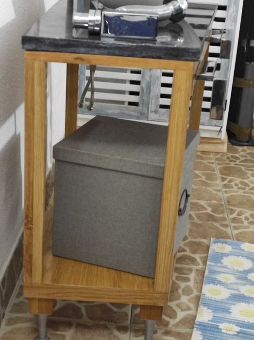 Movel de casa de banho com toalheiro e arrumação lateral