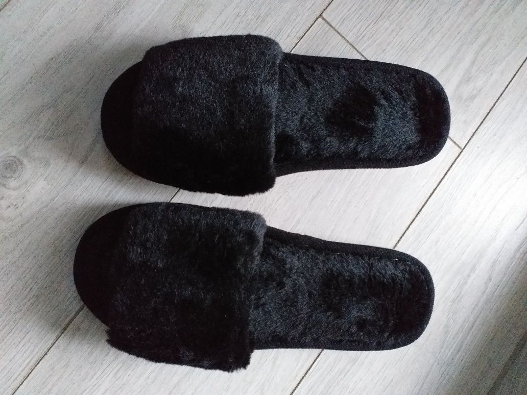 Czarne, futrzane kapcie po domu, rozmiar 38