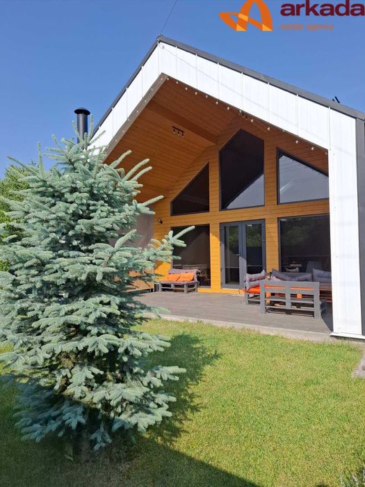 Продаю будинок на березі річки в самомому місті.