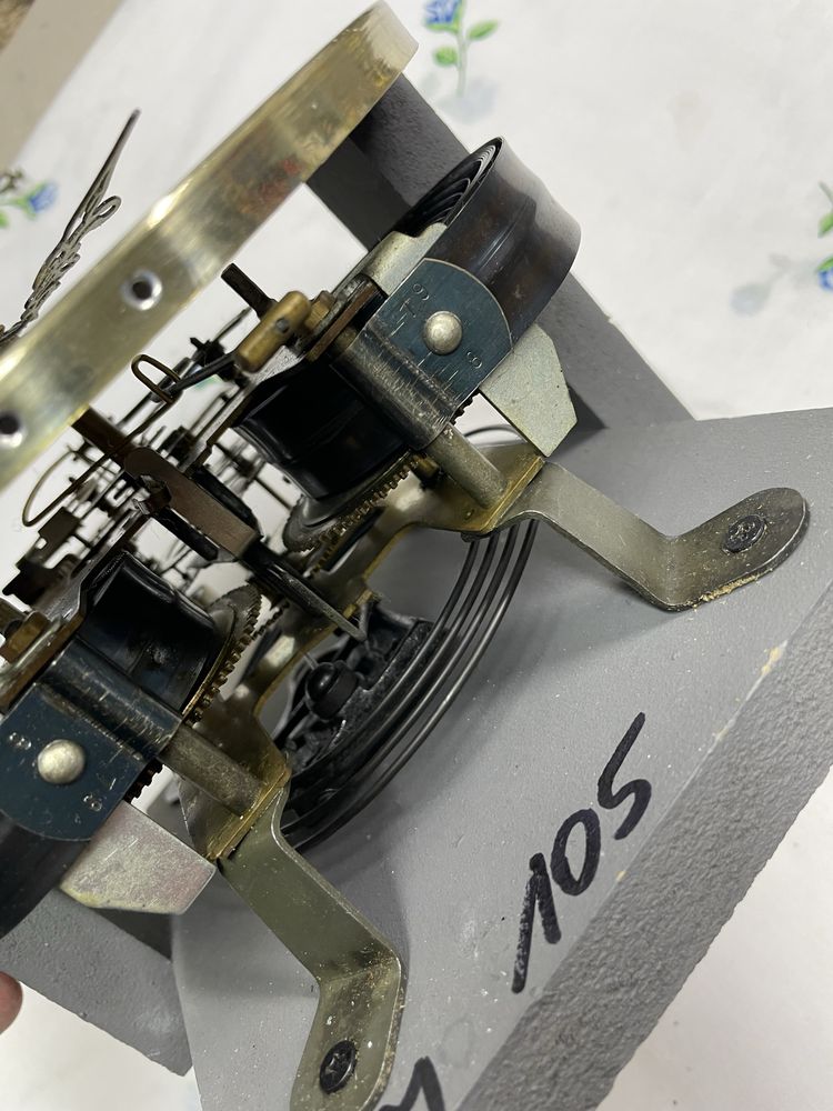 Mechanizm do zegara sprawne z tarczą wskazówkami