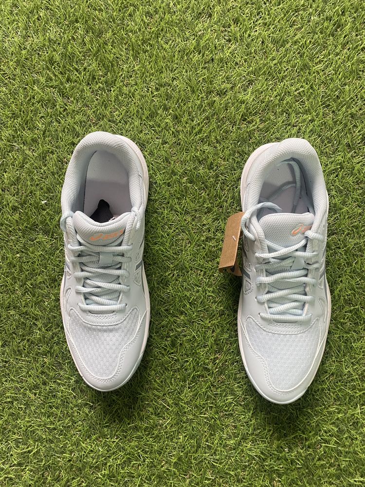 Волейбольні кросівки asics