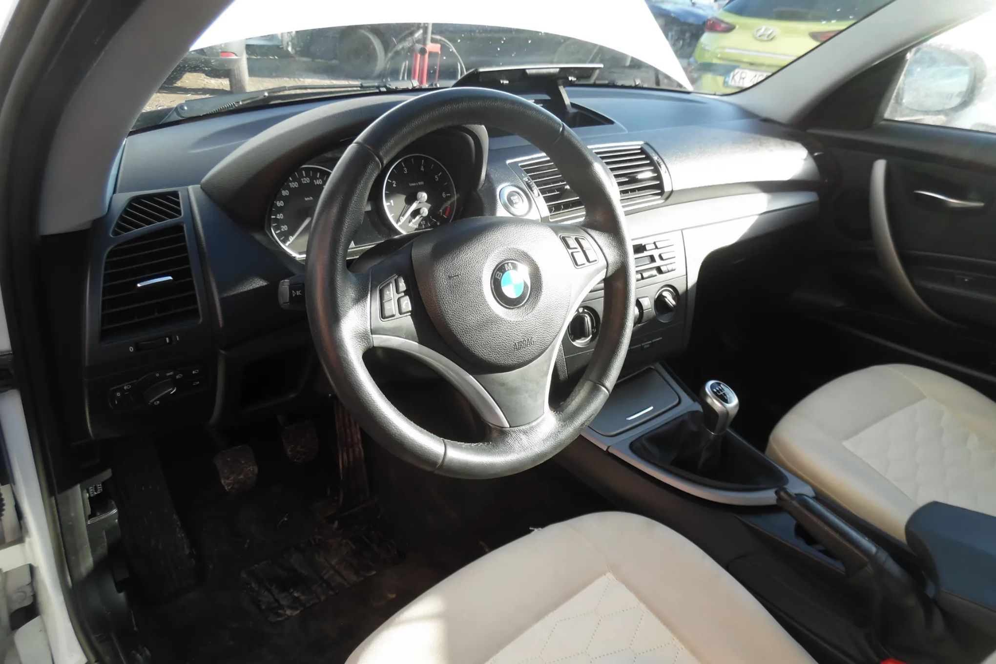 BMW Seria 1 2011r, 1.6 Benzyna, Lekko uszkodzony bok.