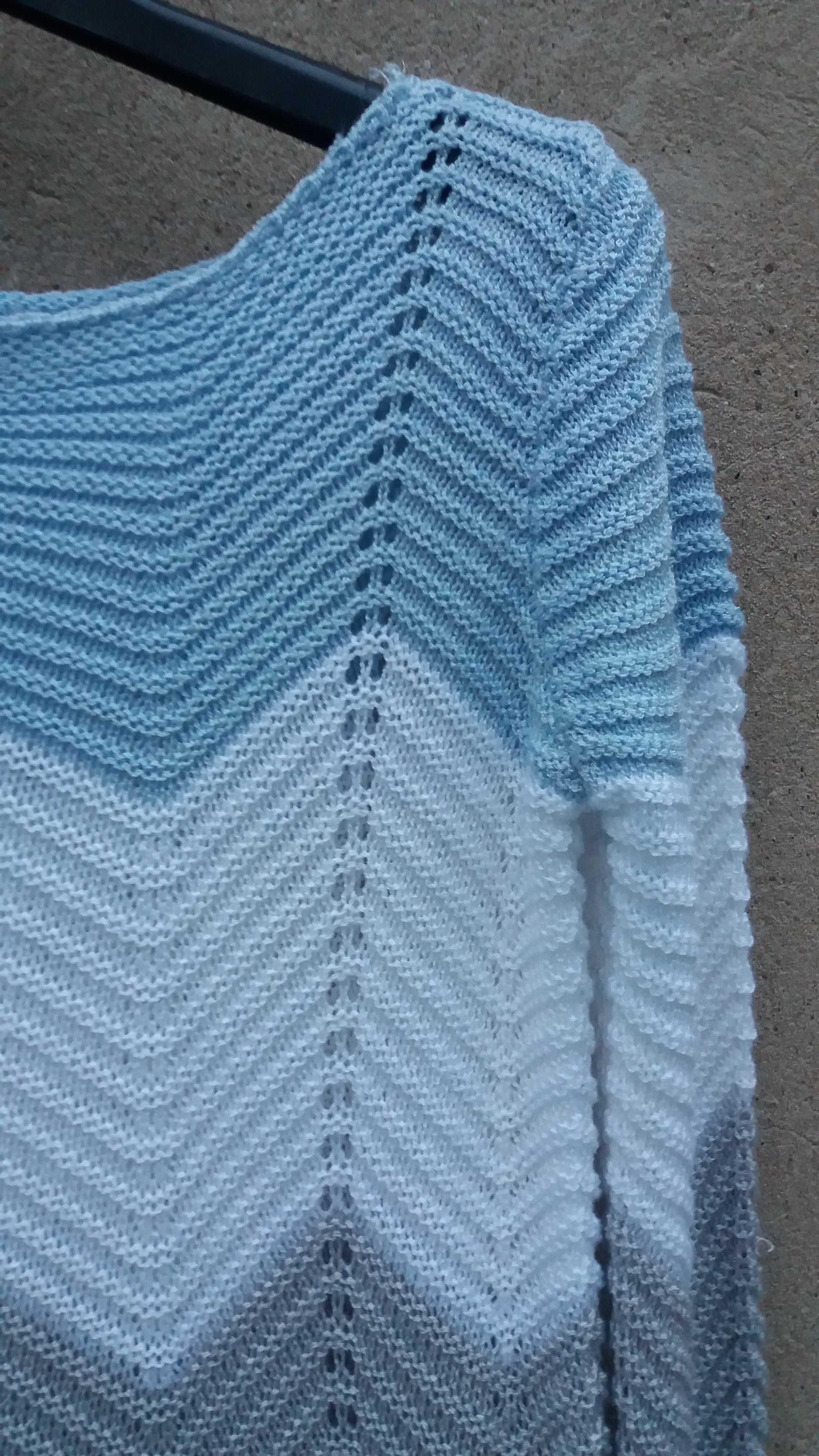 Sweterek w fale błękit biel
