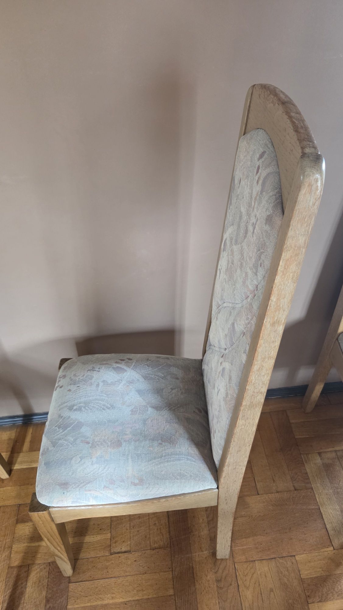 Stół dębowy i 12 krzeseł z drewna.