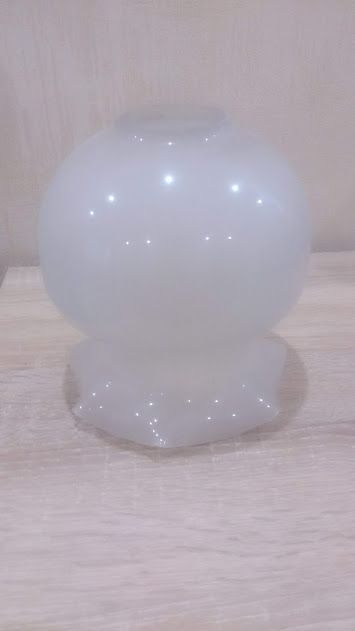 Один белых плафон