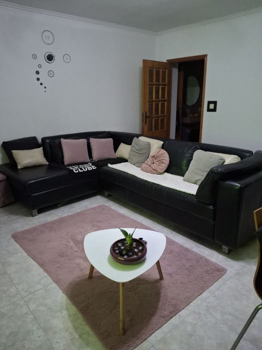 Sofá chaiselong preto dá pra separar