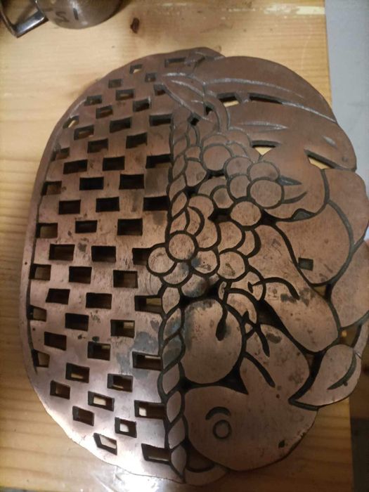 Stara żeliwno miedziana podstawka pod naczynie z 1983 r