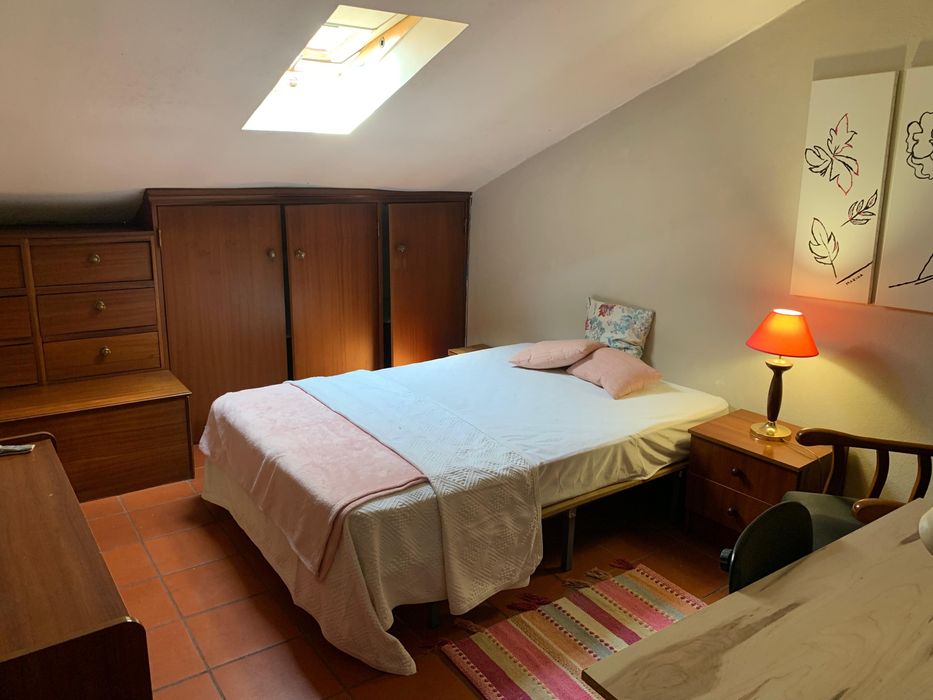 Quarto disponivel para menina estudante. Polo II e ISEC.