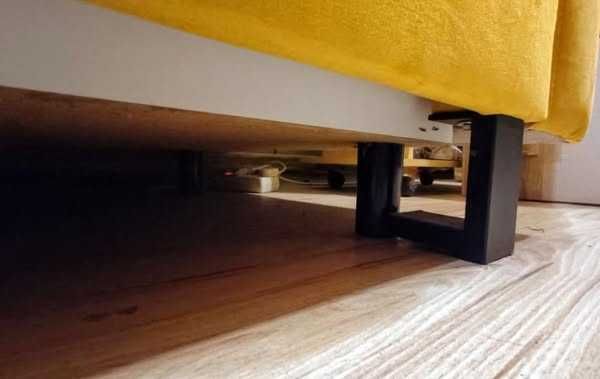 Stylowa sofa musztardowa z funkcją spania i pojemnikiem na pościel