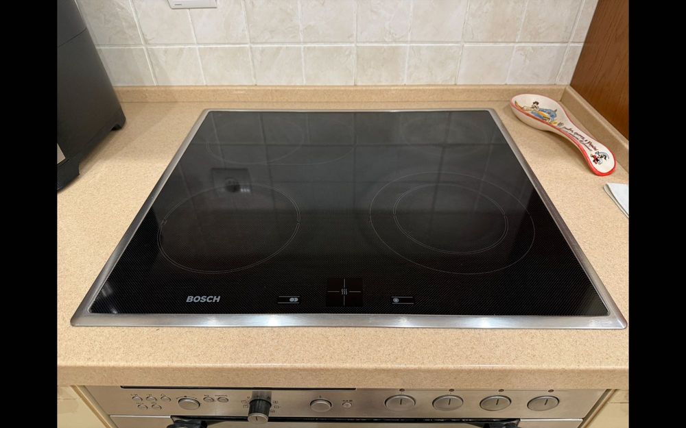 Електрична варильна поверхня NKQ 645 та духовка HEN 5850 Bosch