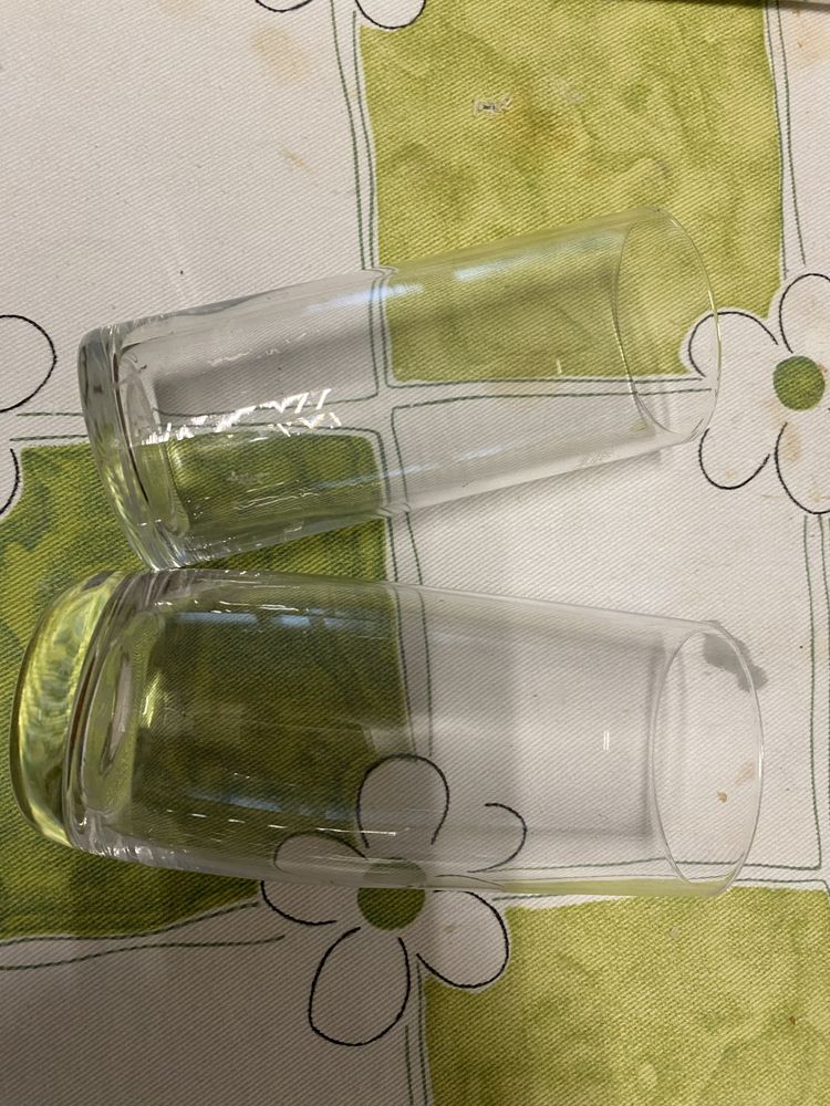 2 copos de água em vidro