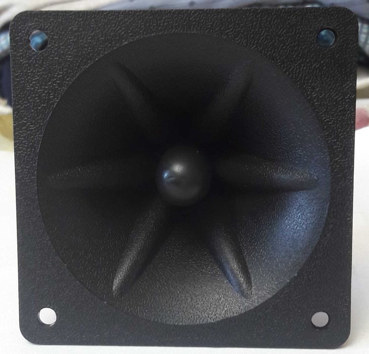 Колонки мониторные  с пъезоэлектрическими твиттерами.