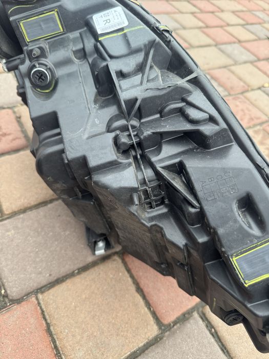 Фара права Tesla model 3