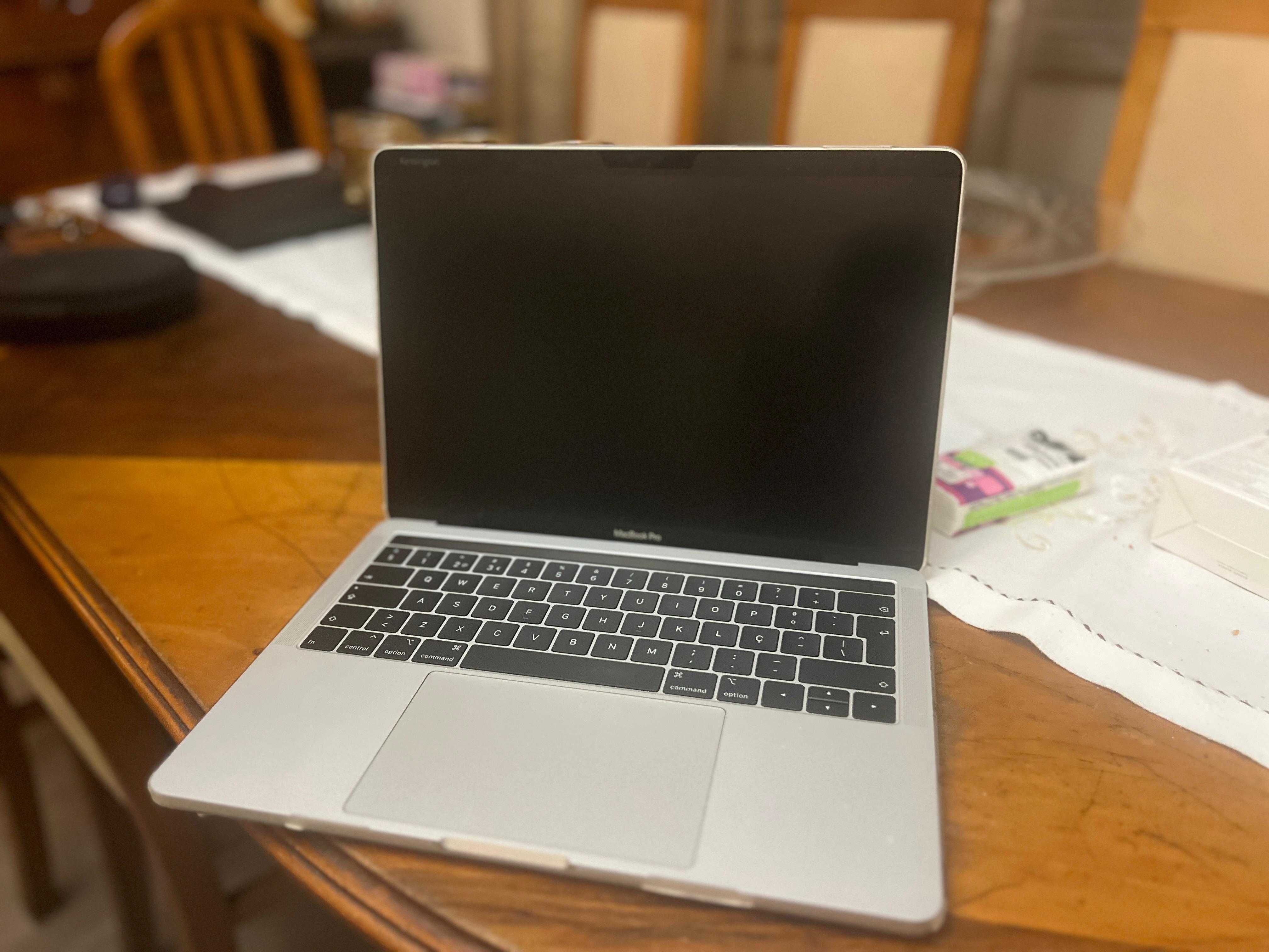 Macbook Pro Model A2159 com capa de proteção e pelicula de privacidade