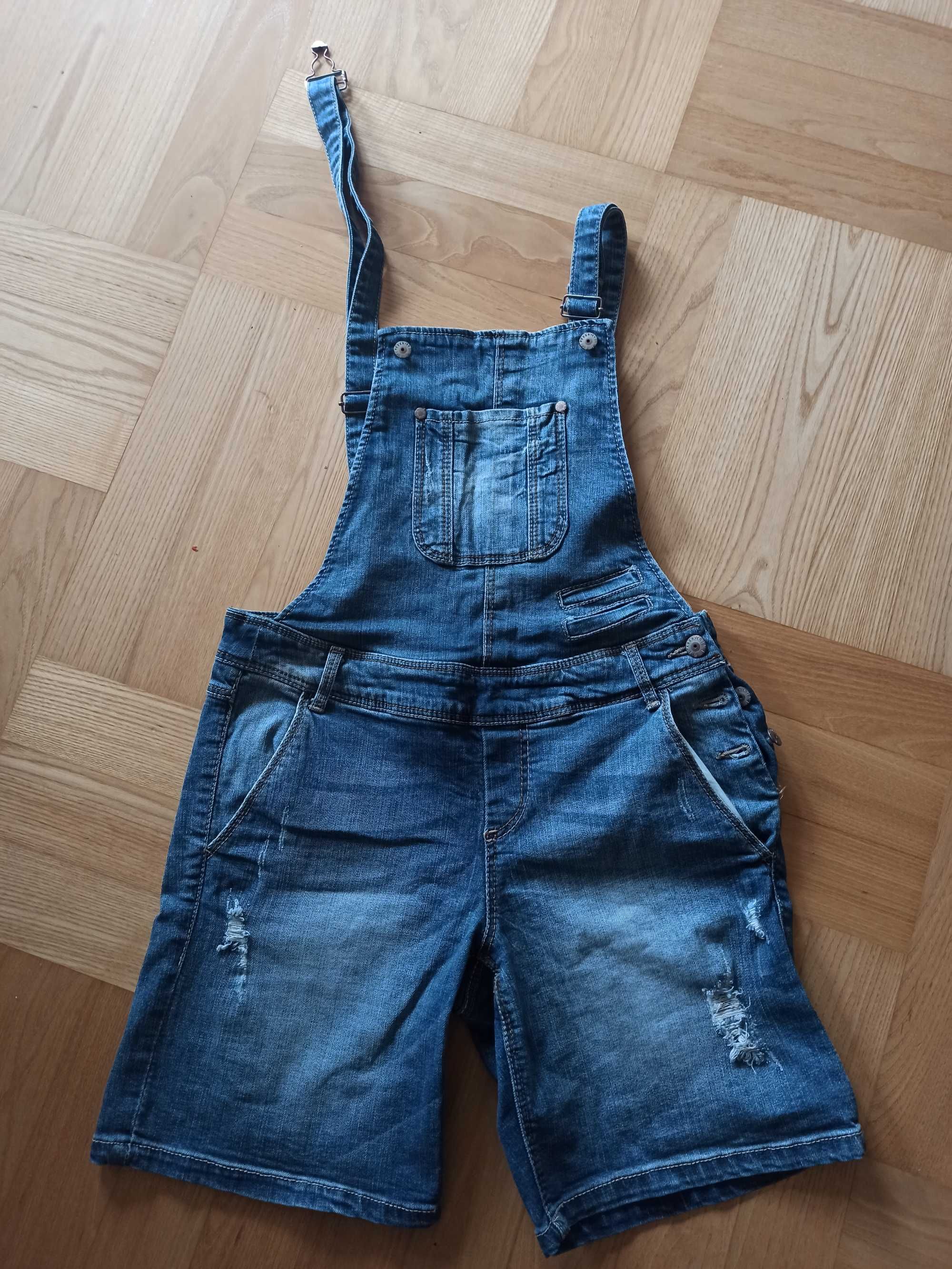 Reserved spodenki krótkie z szelkami typu ogrodniczki jeans