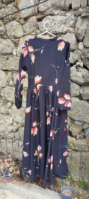 Vestido comprido preto com flores da marca ANONYME DESIGNERS
