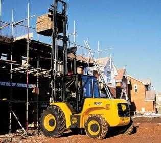 Usługa wózkiem widłowym 4x4 JCB widły i łyżka do materiałów sypkich.